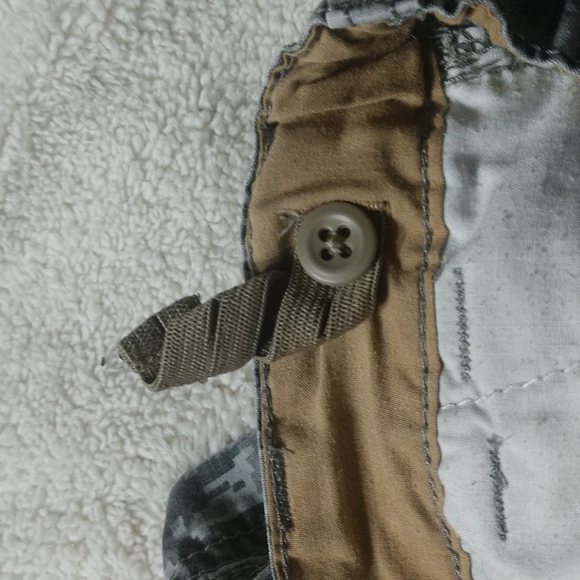 2/$15 Levi's Shorts Size 7 Digital Camo Great condition - Picture 5 of 7